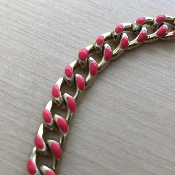 Faux gold short necklace with pink enamel - Picture 2 of 2